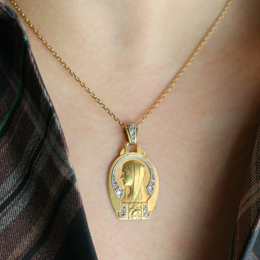 Religious medal Art Deco Virgin in profile yellow gold diamonds rose cut - Image 2