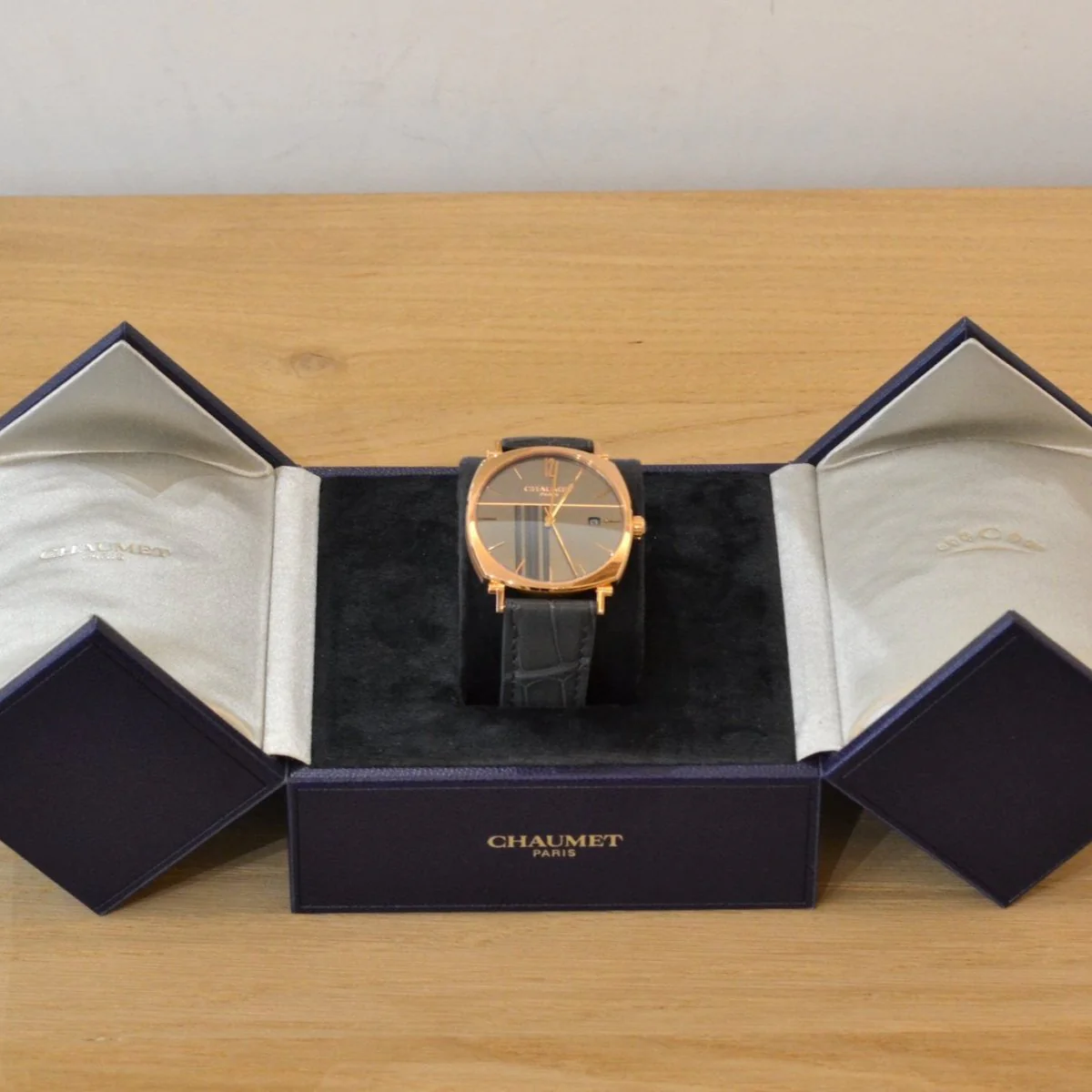 Watch CHAUMET "Dandy" in gold, leather and sapphire - Image 5