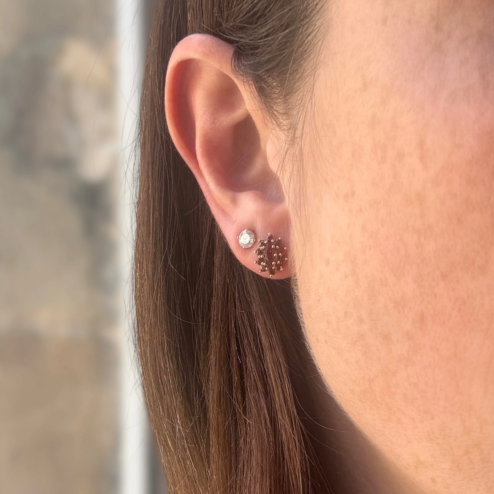 Earrings daisy in yellow gold and garnet - Image 2