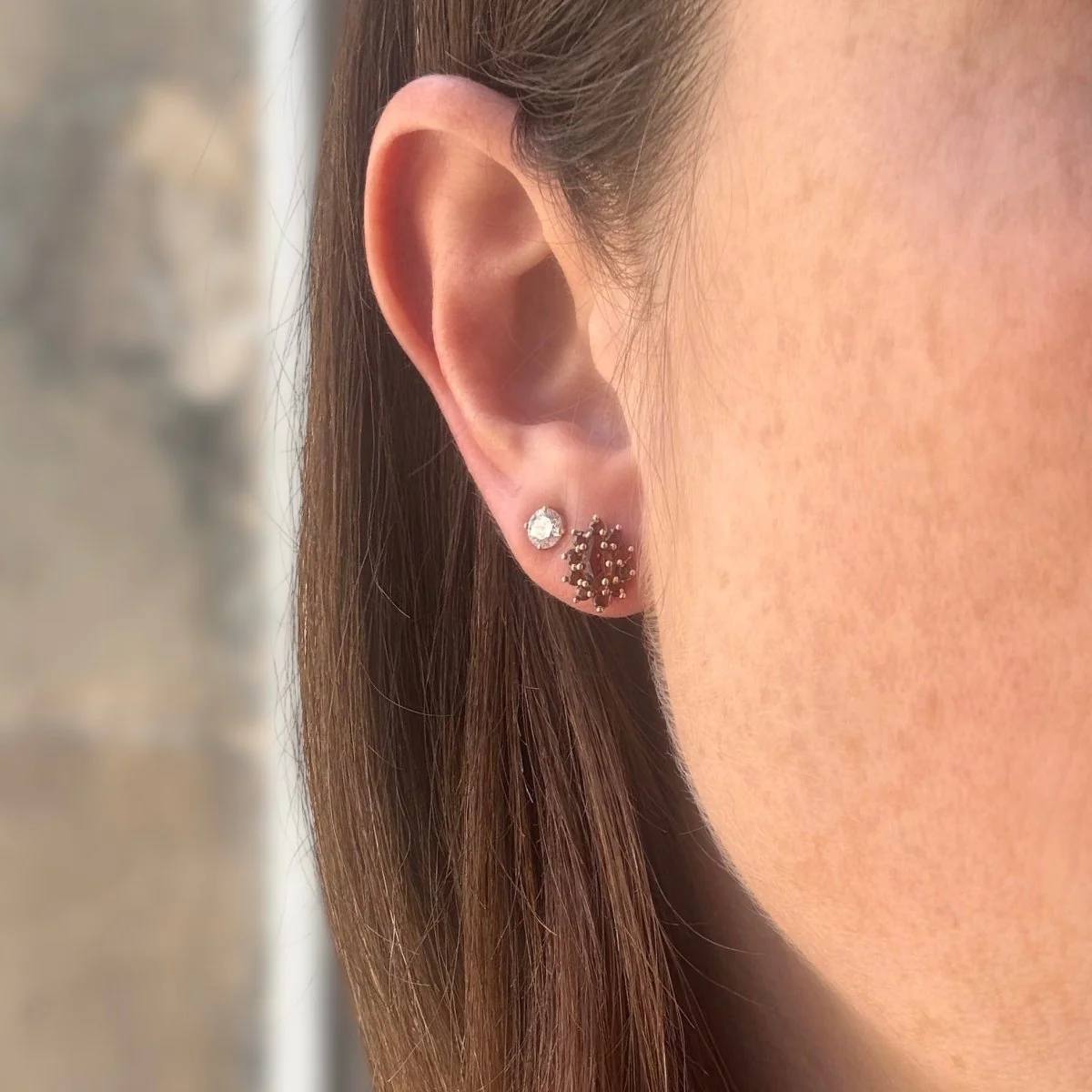 Boucles d'oreilles marguerite en or jaune et grenat - Image 2