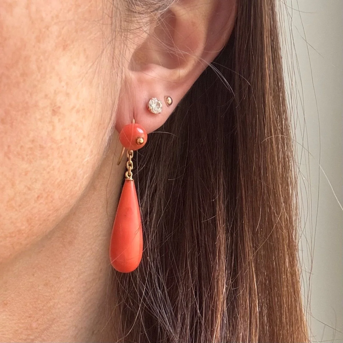 Boucles d'oreilles goutte en or jaune et corail - Image 2