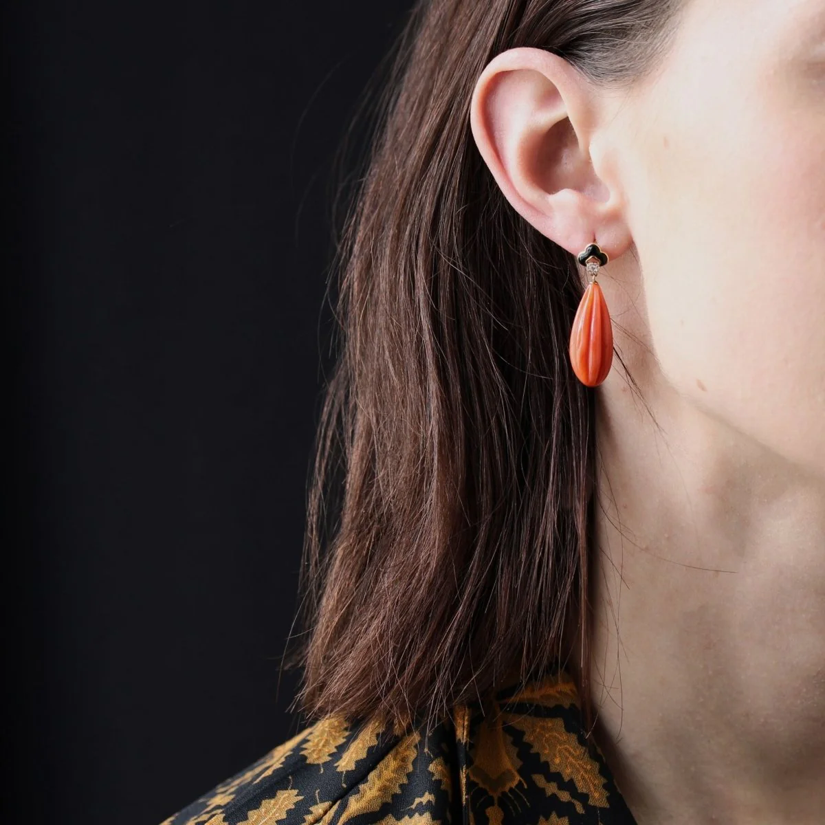 Earrings Hanging in yellow gold, onyx, coral and diamonds - Image 2
