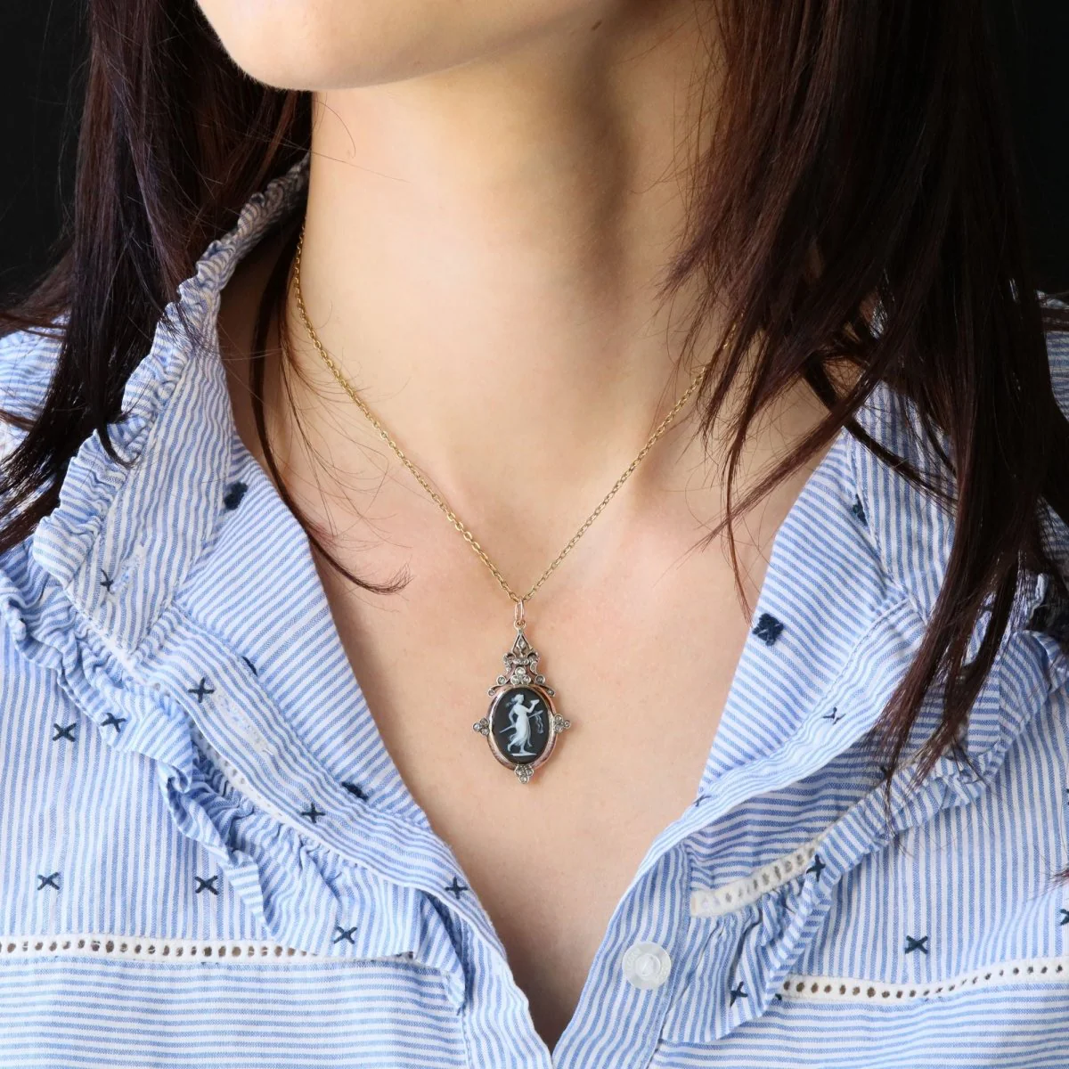Cameo Pendant in Rose gold and Diamonds - Image 2