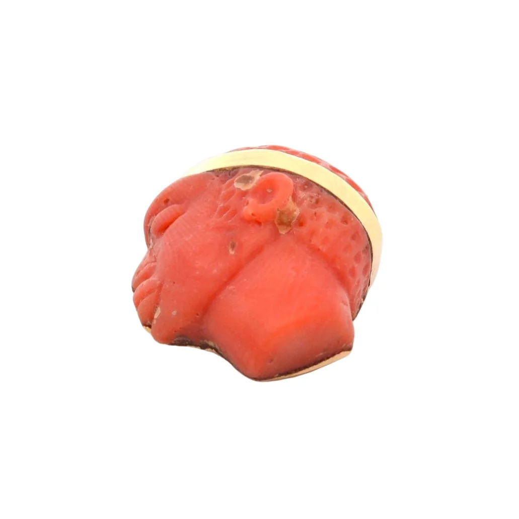 Yellow gold and coral pendant
