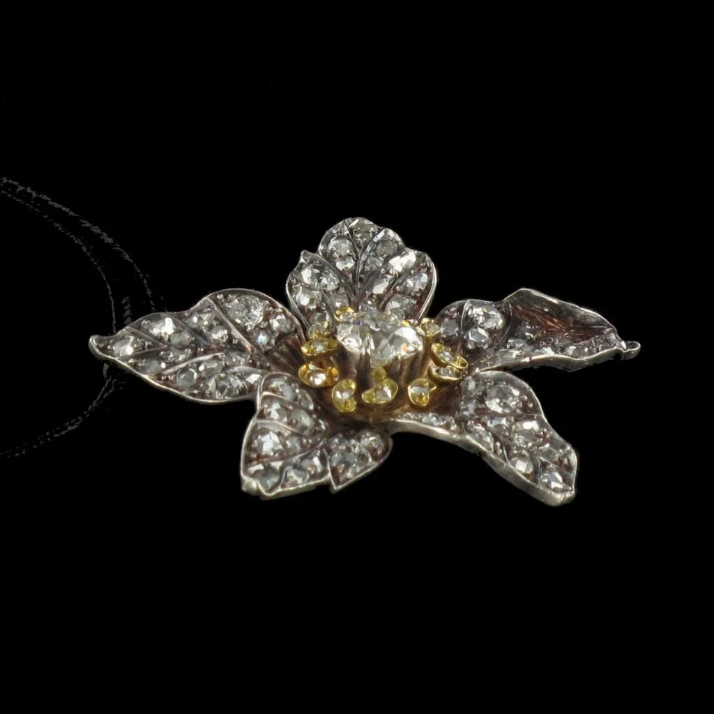 Antique flower pendant in yellow gold and silver with diamonds - Image 18