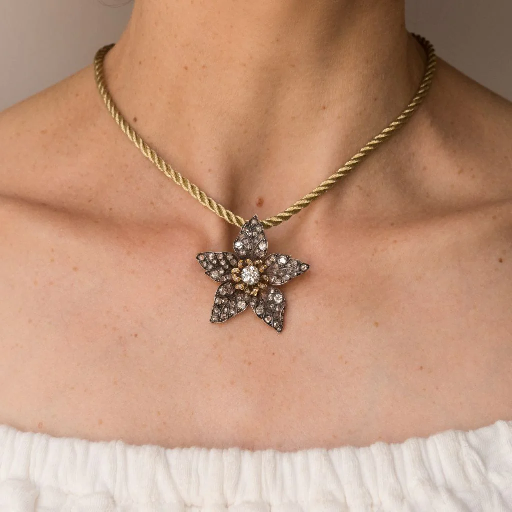 Antique flower pendant in yellow gold and silver with diamonds - Image 2