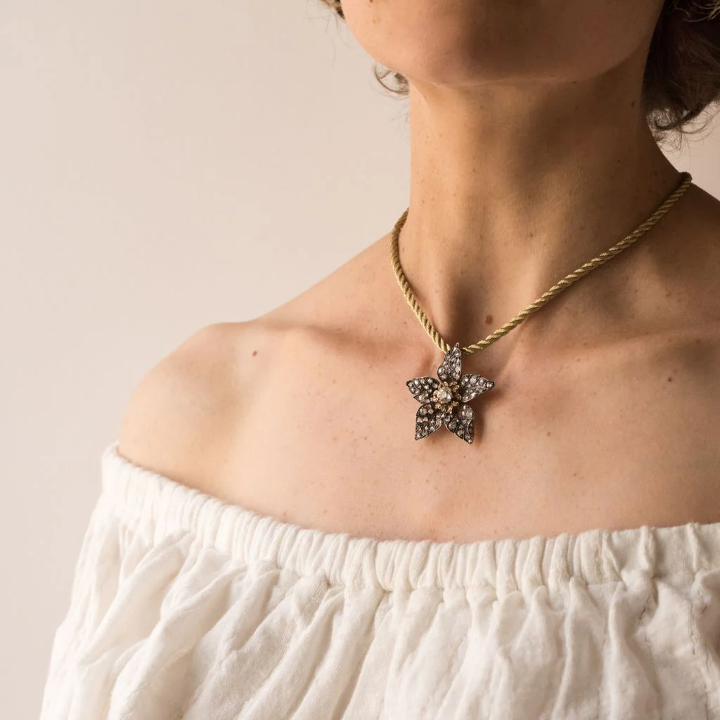 Antique flower pendant in yellow gold and silver with diamonds - Image 5