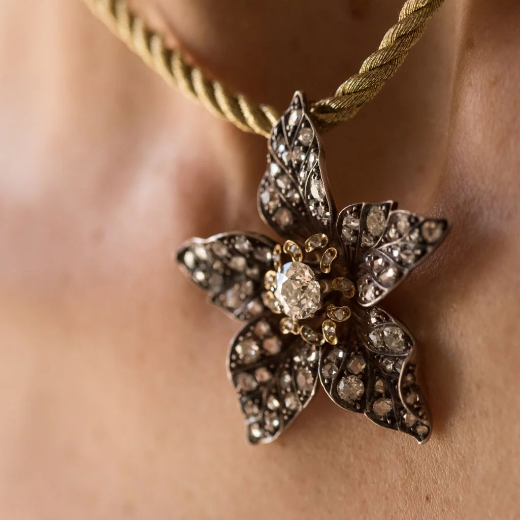 Antique flower pendant in yellow gold and silver with diamonds - Image 6