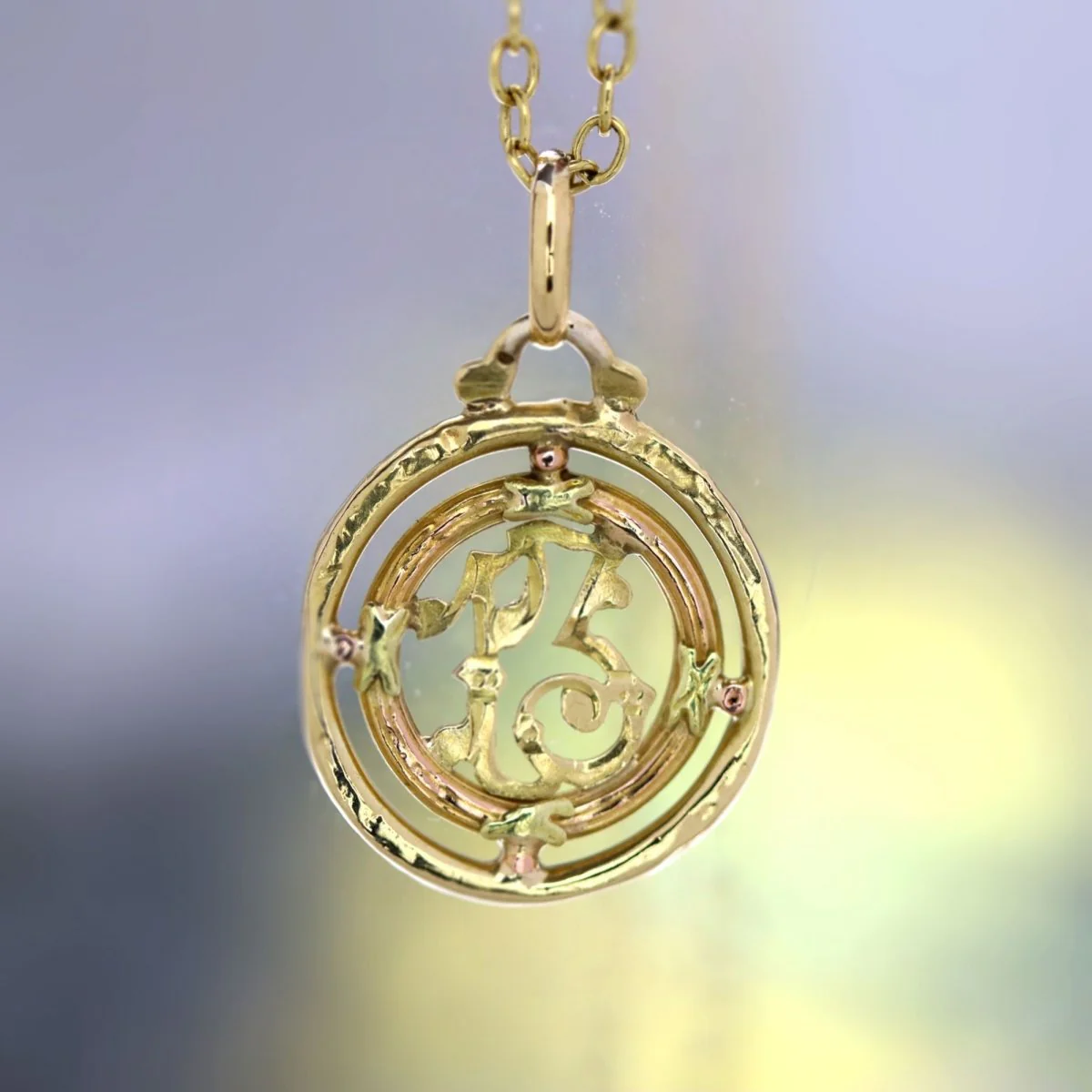 Antique Pendant in Yellow gold and green gold - Image 3