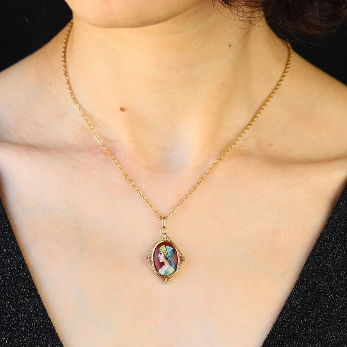 Pendant in yellow gold and enamel - Image 2