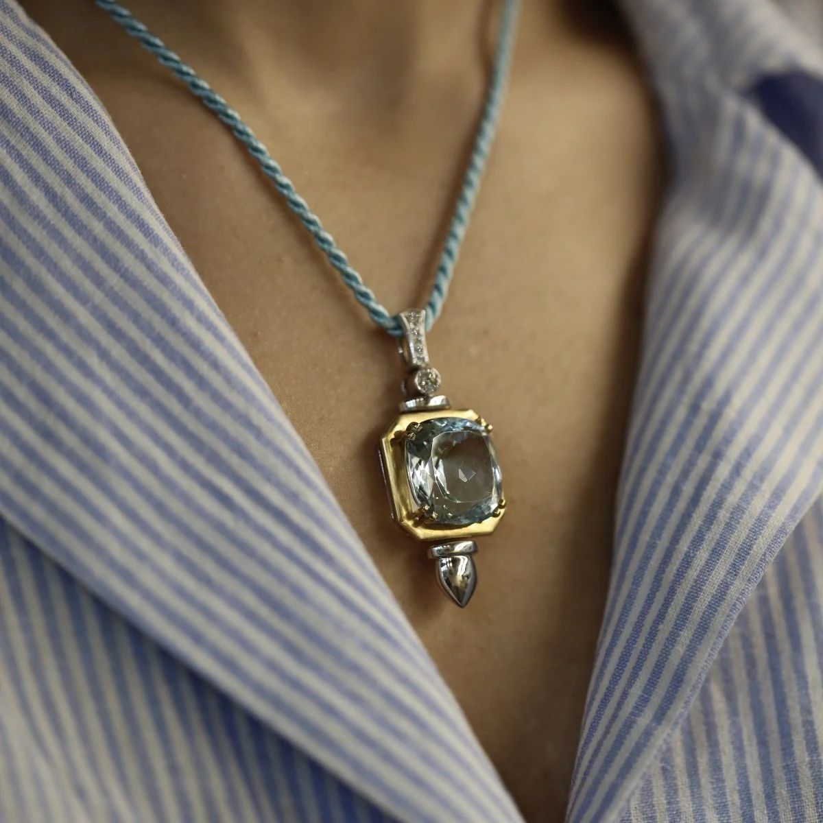 Pendant in yellow gold and gray 18 Cts with an Aquamarine and diamonds. - Image 2