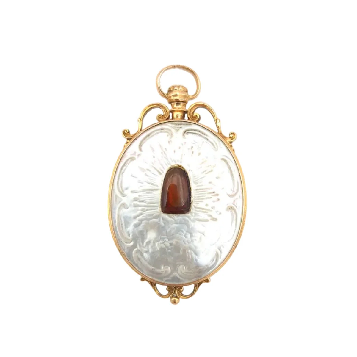 Mother-of-pearl and yellow gold pendant