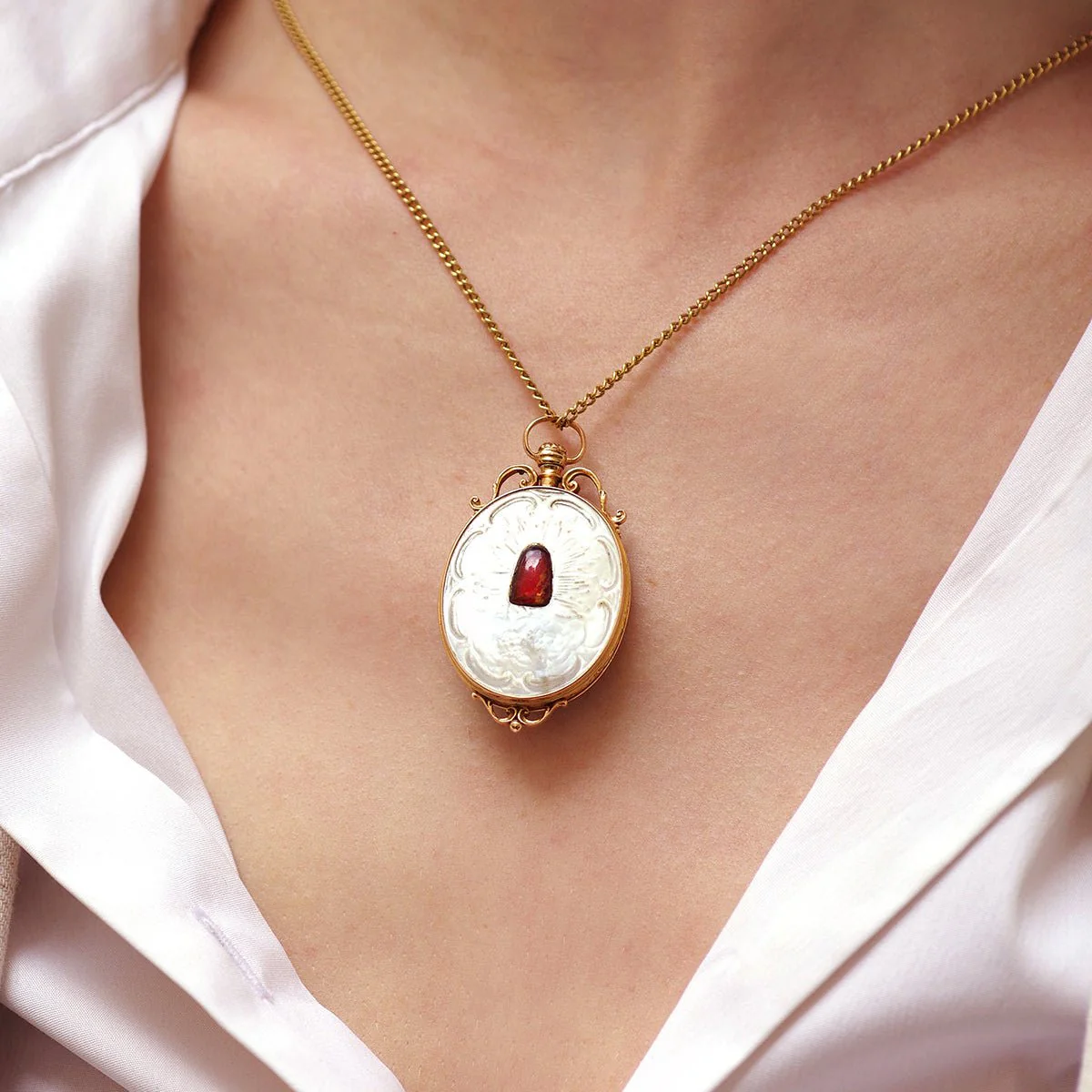 Mother-of-pearl and yellow gold pendant - Image 2