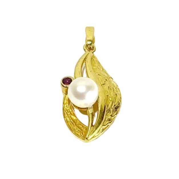 Pendant in yellow gold, pearl, and garnet