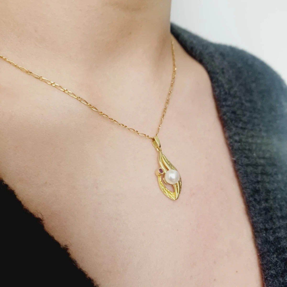 Pendant in yellow gold, pearl, and garnet - Image 2