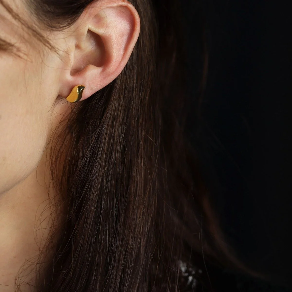 Yellow gold curved comma earrings - Image 2