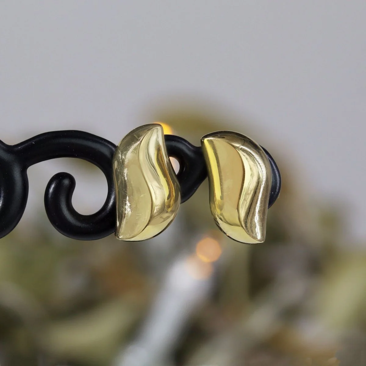 Yellow gold curved comma earrings - Image 3