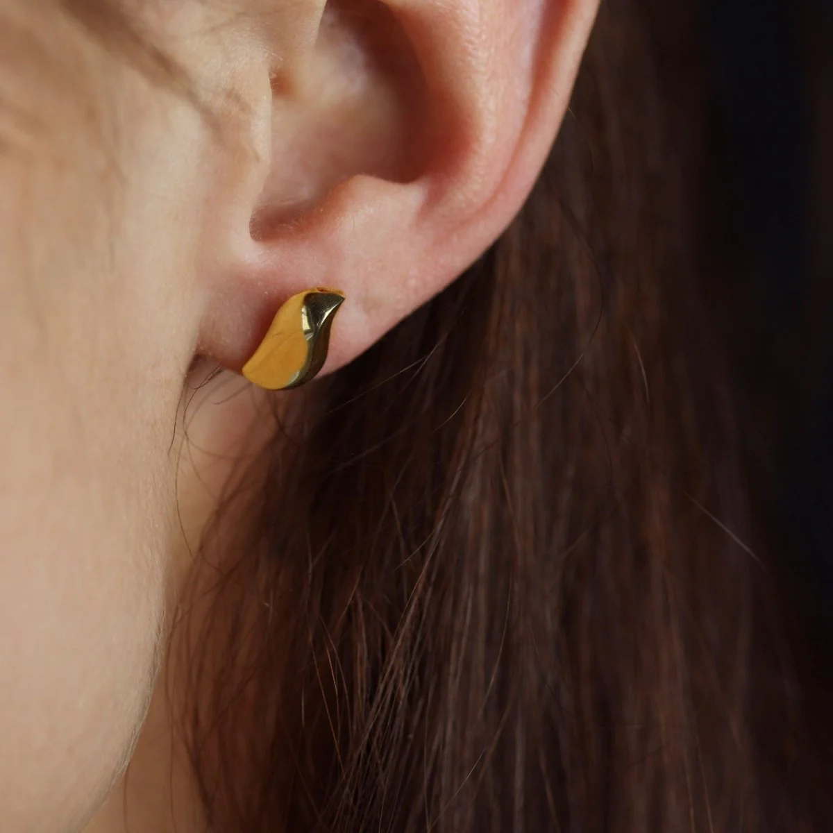 Yellow gold curved comma earrings - Image 6
