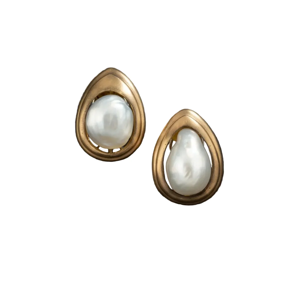 REPOSSI 18K yellow gold drop earrings decorated with baroque pearls.