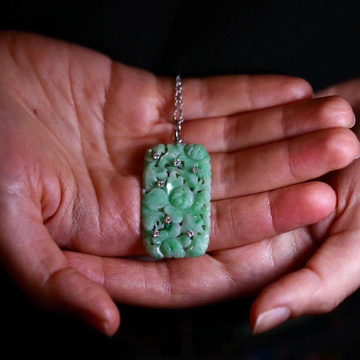 Art Deco pendant in gold and carved jade diamonds. - Image 2