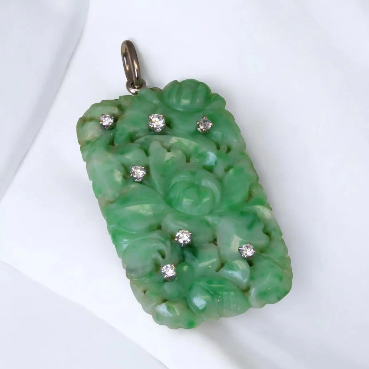 Art Deco pendant in gold and carved jade diamonds. - Image 3