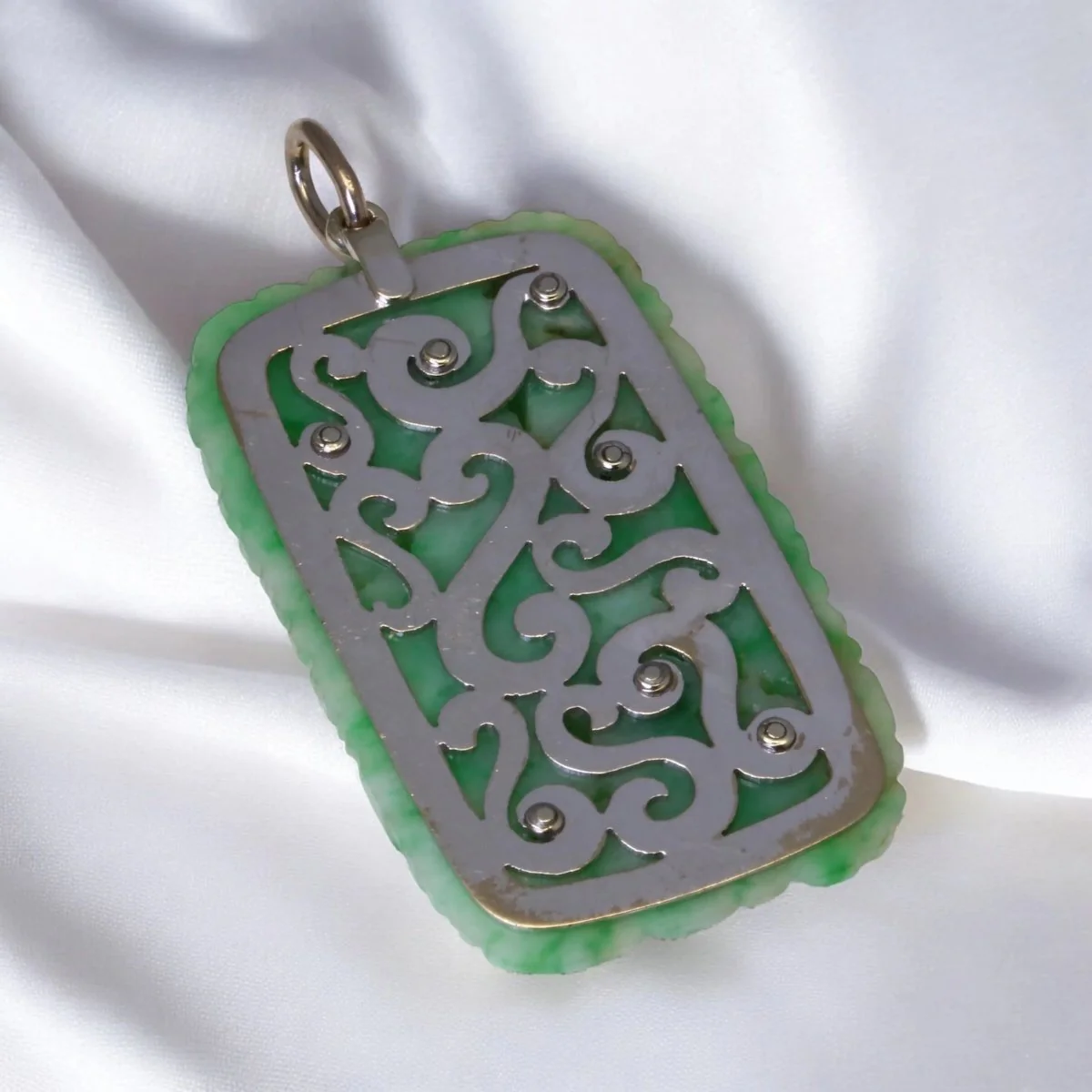 Art Deco pendant in gold and carved jade diamonds. - Image 4