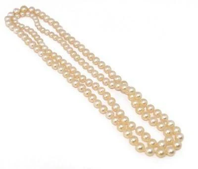 Long necklace in white Akoya pearls.