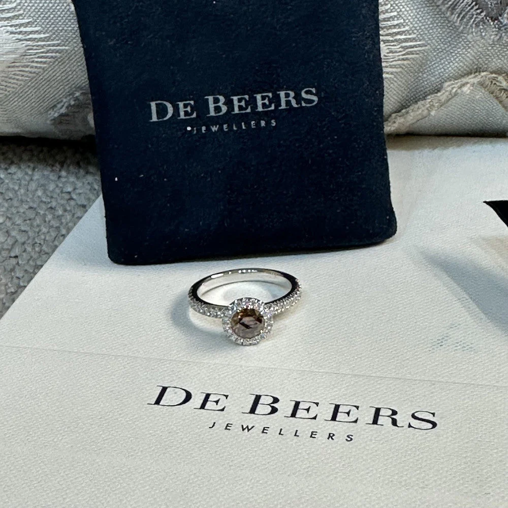 De Beers Solitaire in AURA Platinum with diamond Fancy Dark Brown 2020. Full set. Size 55. - Image 8