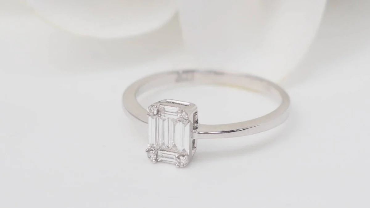 Ring Solitaire in white gold and diamonds - Image 4