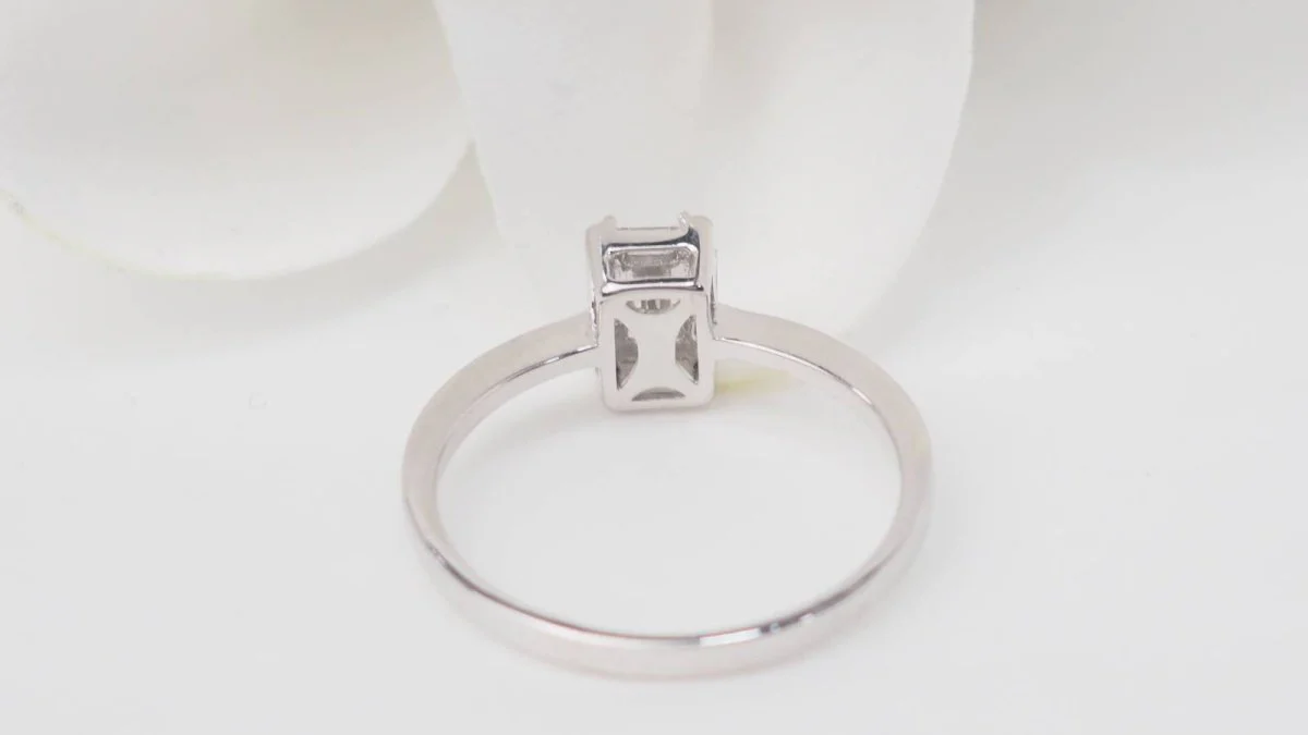 Ring Solitaire in white gold and diamonds - Image 5