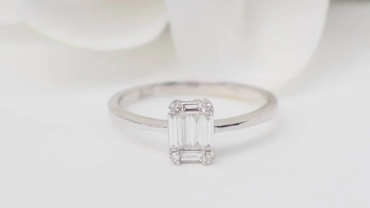 Ring Solitaire in white gold and diamonds - Image 6