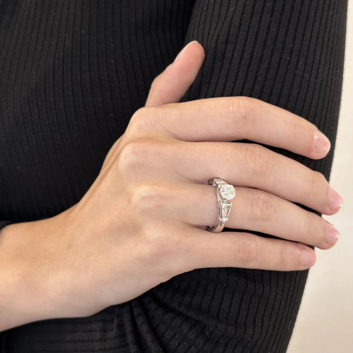 Solitaire in 18 Cts white gold with 1.40 Cts of diamonds brillants and baguettes (1.02 Cts + 0.38 Cts). - Image 4